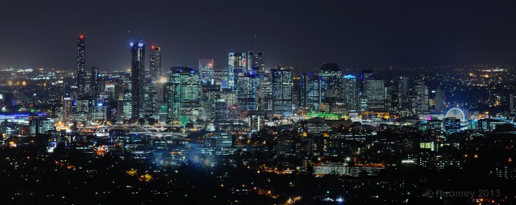Night_skyline_of_Brisbane,_Queensland,_Australia
